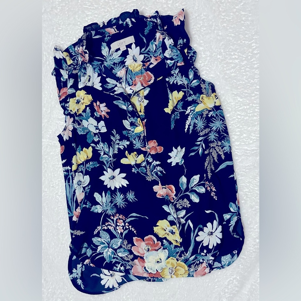Feminine, ruffle detail sleeves